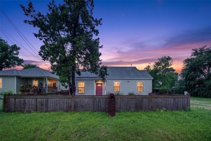 Property Photo:  428 Van Molan Street  TX 77022 