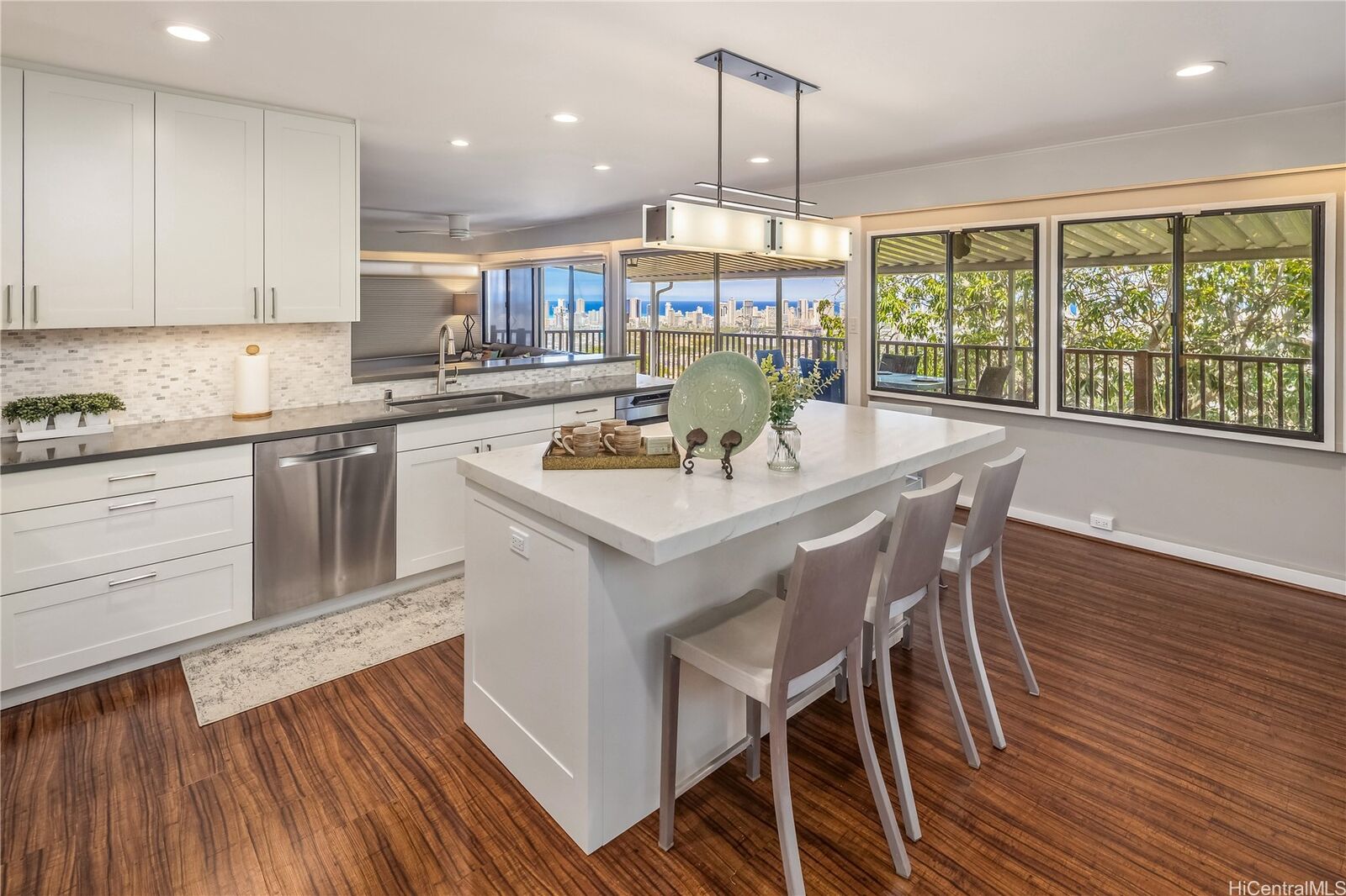 Property Photo:  1516 Alencastre Street  HI 96816 