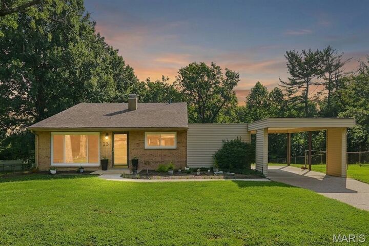 Property Photo:  23 Country Squire Lane  MO 63146 