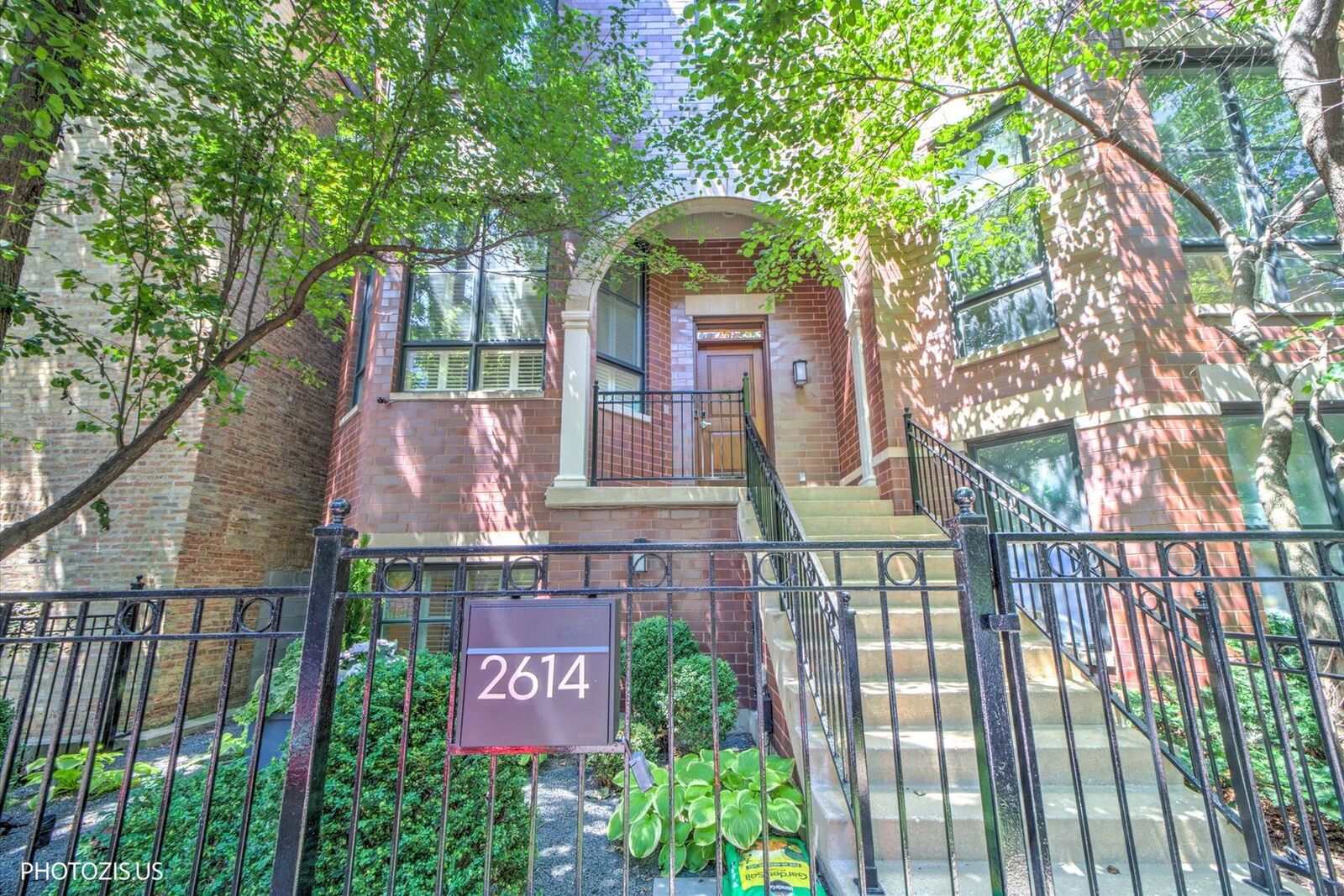 Property Photo: 2614 N Hermitage Avenue IL 60614