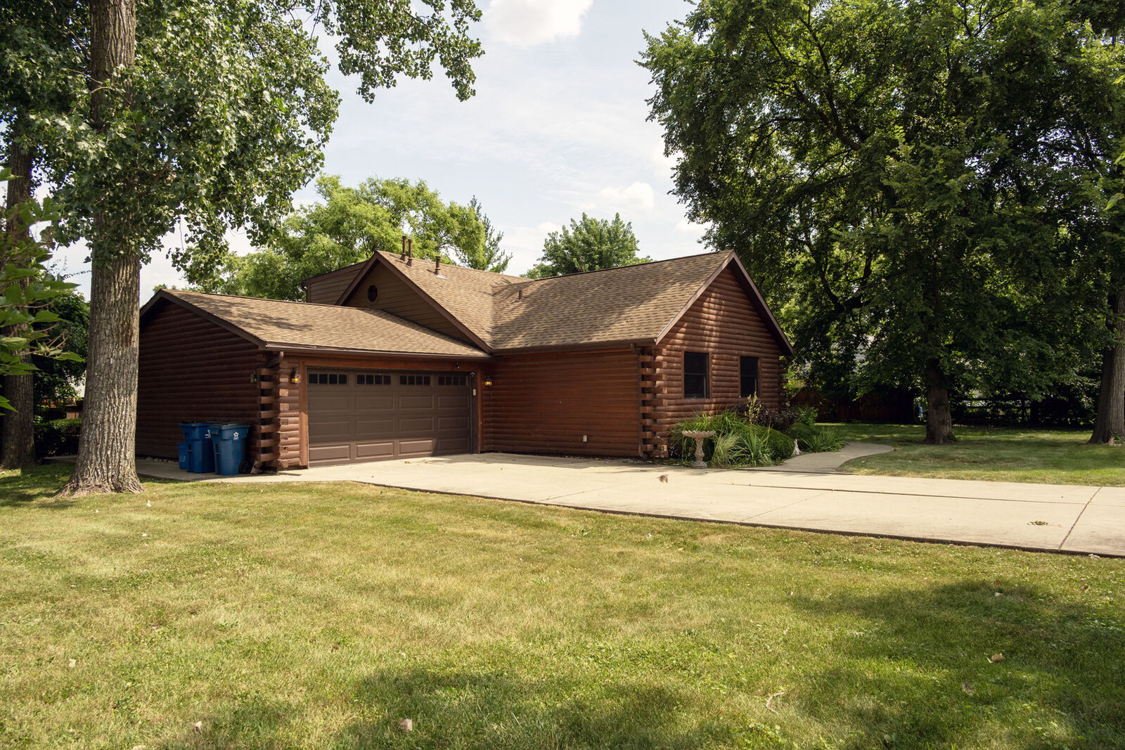 Property Photo: 1033 W Wood Street IL 60106