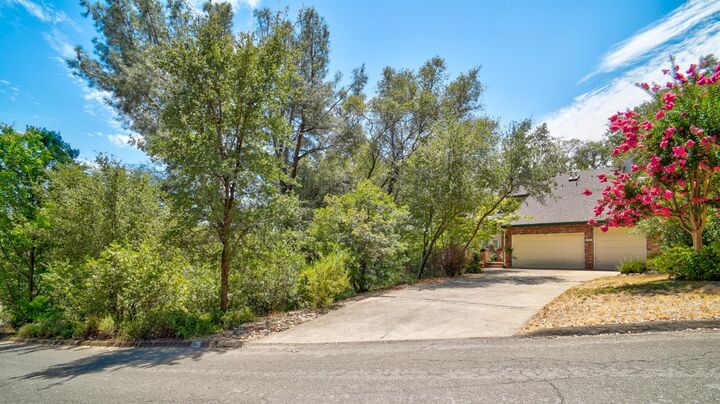 Property Photo:  2547 Lakeridge Oaks Drive  CA 95762 
