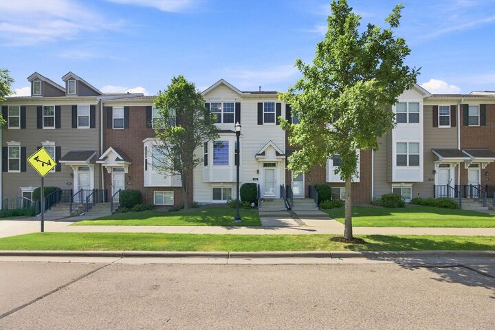 Property Photo:  560 Huset Parkway NE  MN 55421 