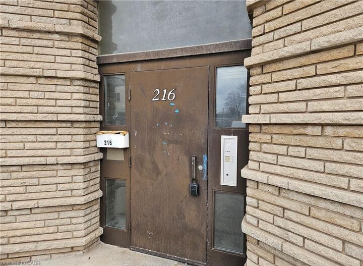 Property Photo:  216 Parkdale Avenue N 4  ON L8H 5X5 