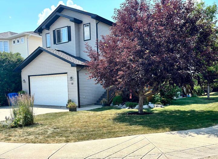 Property Photo: 32 Meadowpark Place AB T0M 0N0