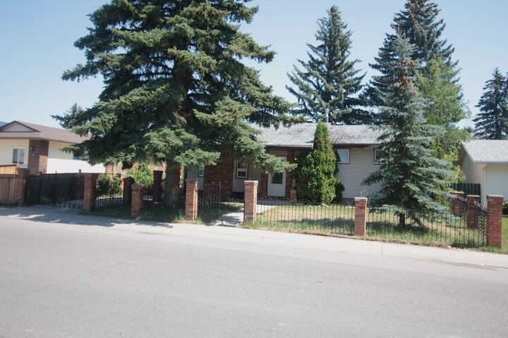 Property Photo:  3320 60 Street NE  AB T1Y 3S9 