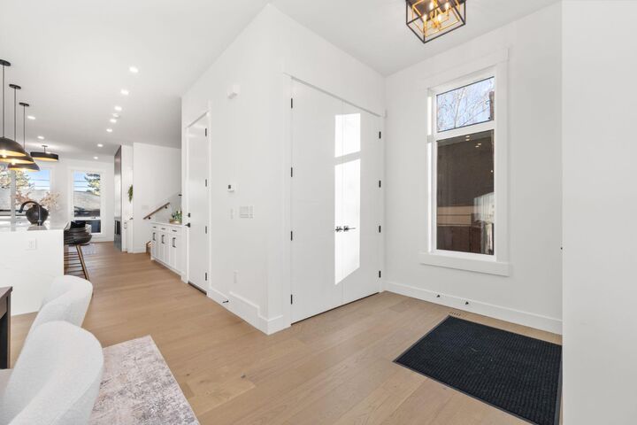 Property Photo:  1444 43 Street SW  AB T3C 2A2 