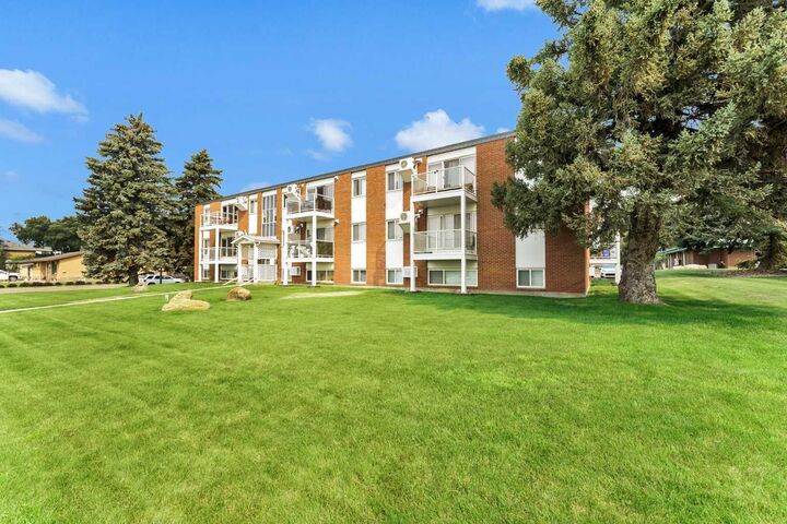Property Photo:  512 McCutcheon Drive NW 7  AB T1A 6X7 