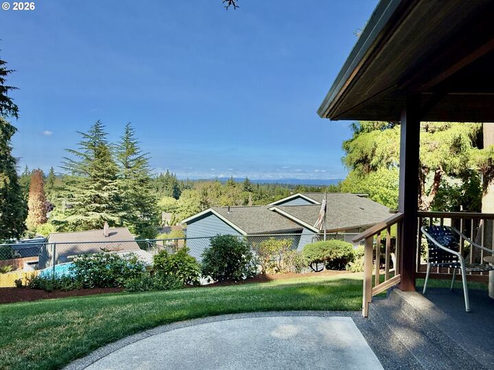 Property Photo:  3104 E McLoughlin Blvd  WA 98661 