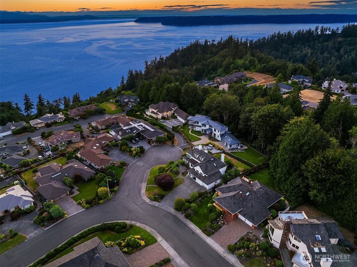 Property Photo:  6613  136th Place SW  WA 98026 