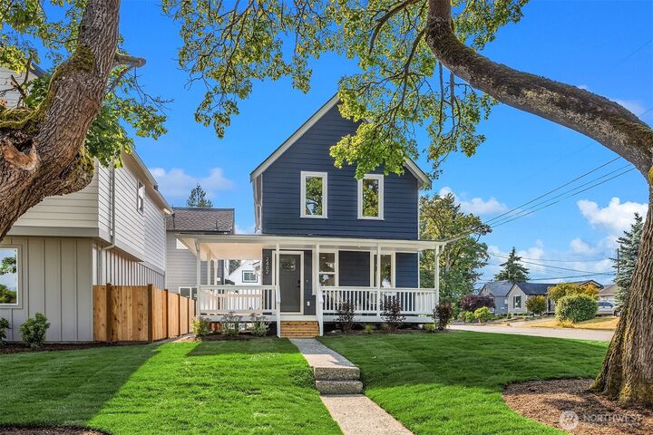 Property Photo: 2402 Cleveland Avenue A WA 98201