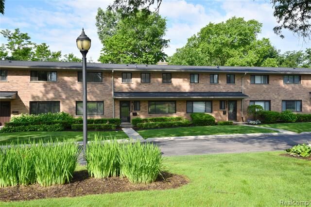 Property Photo: 142 E Hickory Grove Road 3 MI 48304