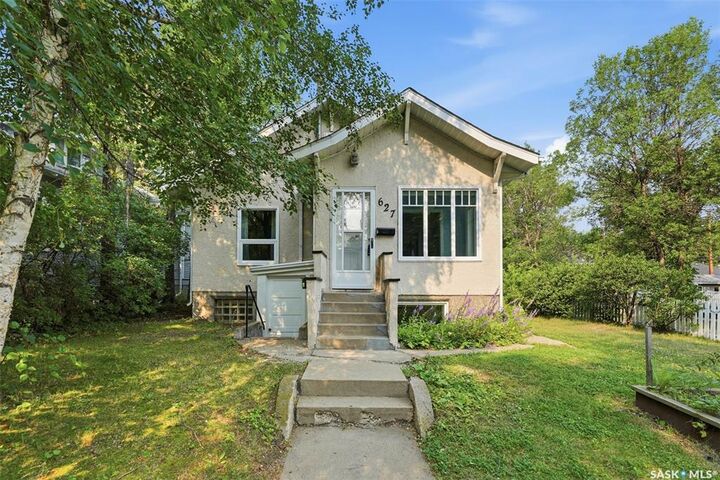Property Photo:  627 9th Avenue N  SK S7K 2Y6 