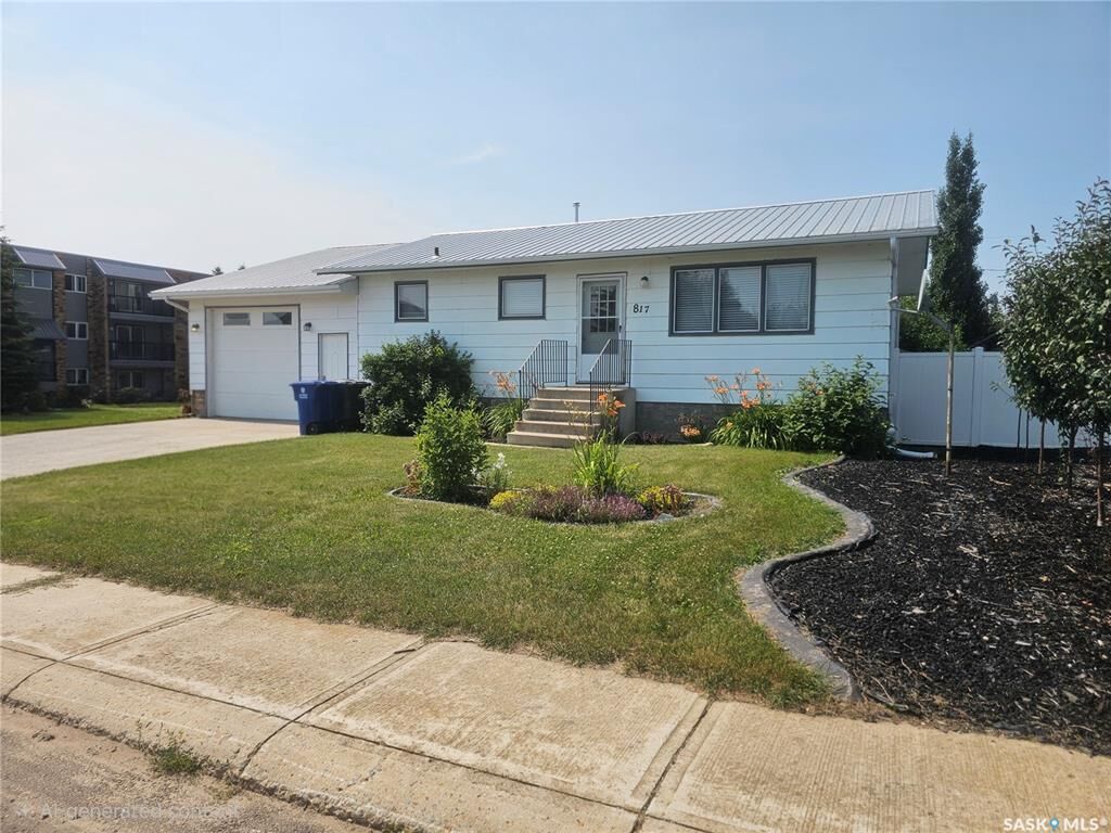 Property Photo:  817 2nd Street W  SK S0K 4W0 