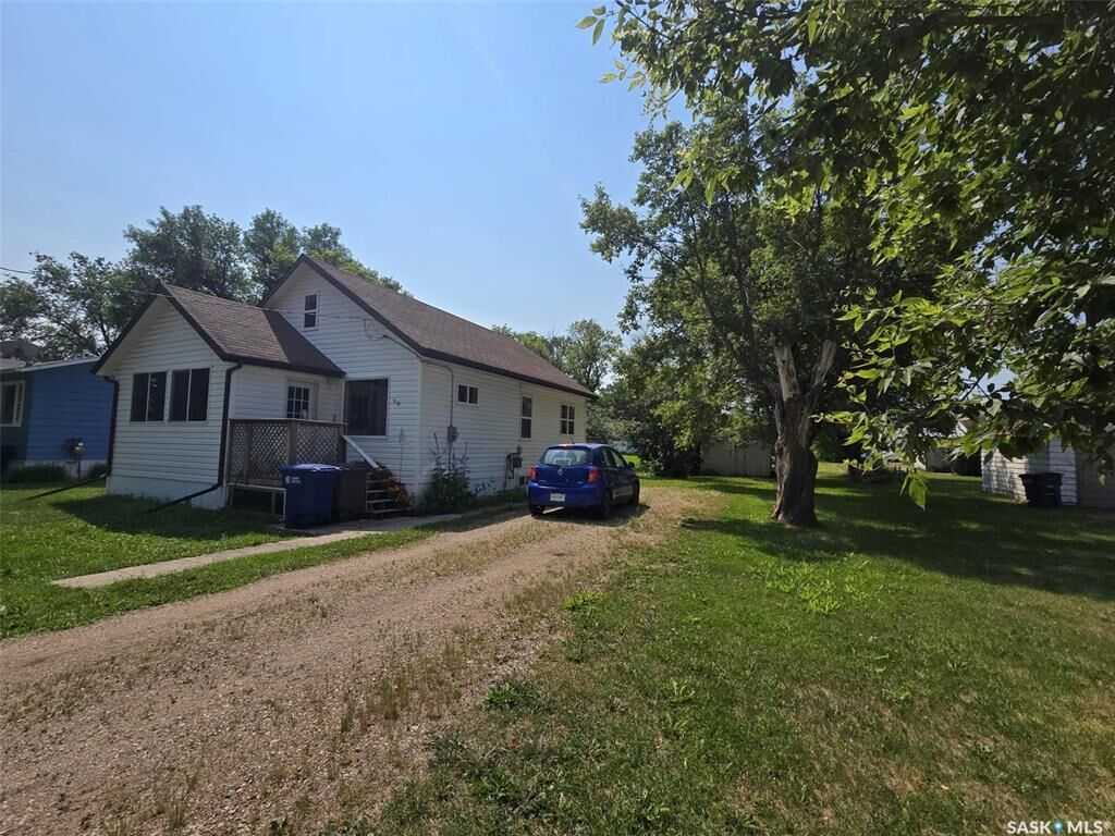 Property Photo:  910 Pacific Street  SK S0G 2B0 