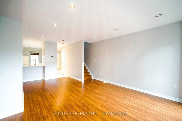 Property Photo: 80 Strathaven Drive 21 ON L5R 3V9