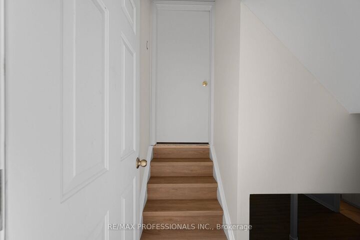 Property Photo:  2900 Tradewind Drive Bsmt  ON L5N 6L2 