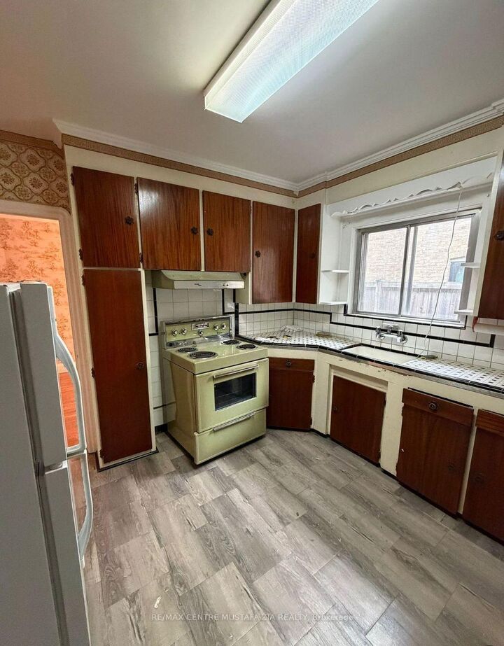 Property Photo:  40 Ovida Avenue  ON M9B 1E1 