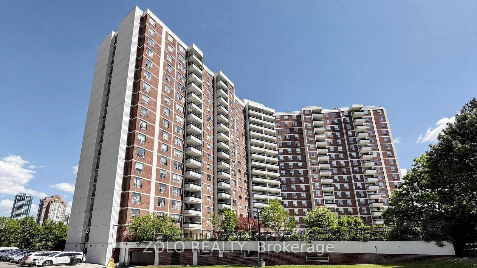 Property Photo: 20 Edgecliff Golfway 915 ON M3C 3A4