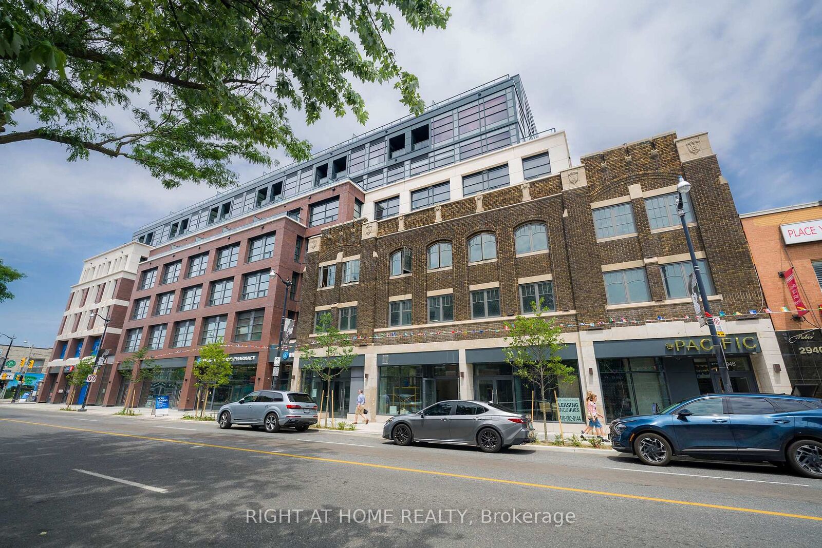 Property Photo:  2946 Dundas Street West Street W 408  ON M6P 1Y8 