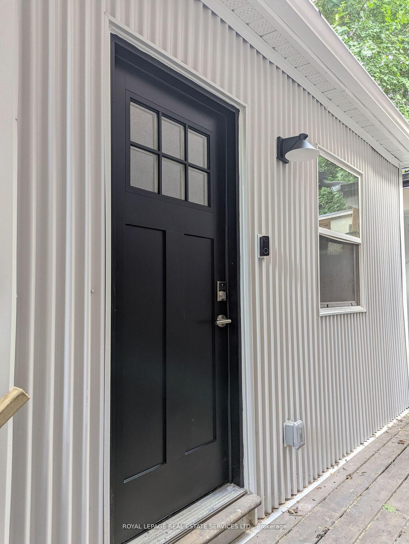 Property Photo:  264A Hastings Avenue Main  ON M4L 2M1 