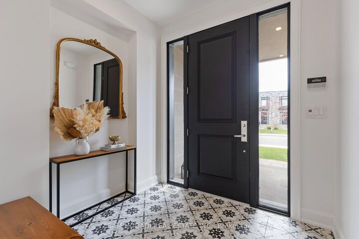 Property Photo: 4 Iroquois Avenue ON L5G 1M6