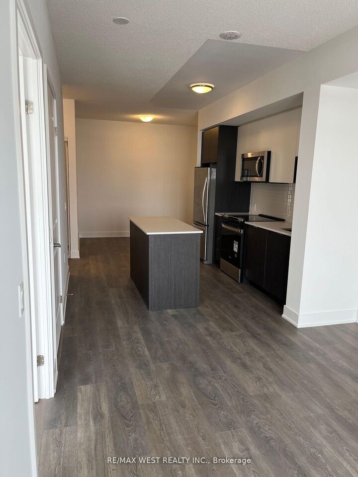 Property Photo:  202 Burhamthorpe Road E 506W  ON L5A 0B2 