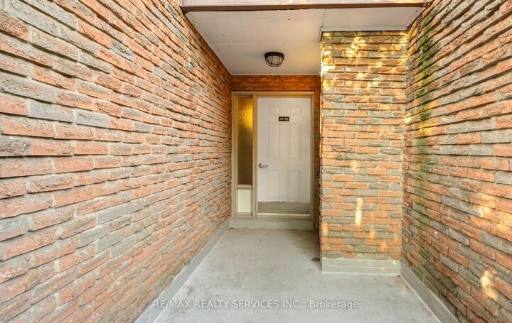 Property Photo: 2605 Woodchester Drive 50 ON L5K 2E3