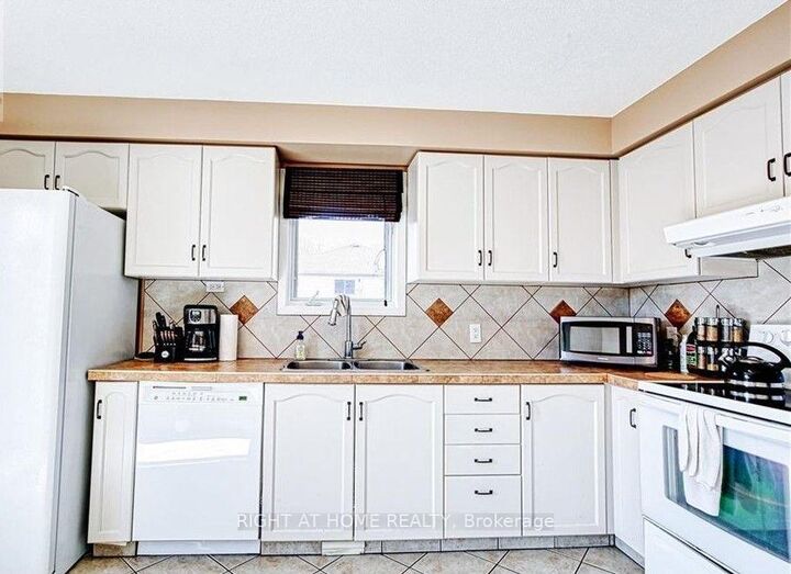Property Photo:  47 Jackson Court W  ON L3C 7G2 