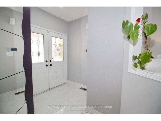 Property Photo: 3157 Bentley Drive ON L5M 6V8