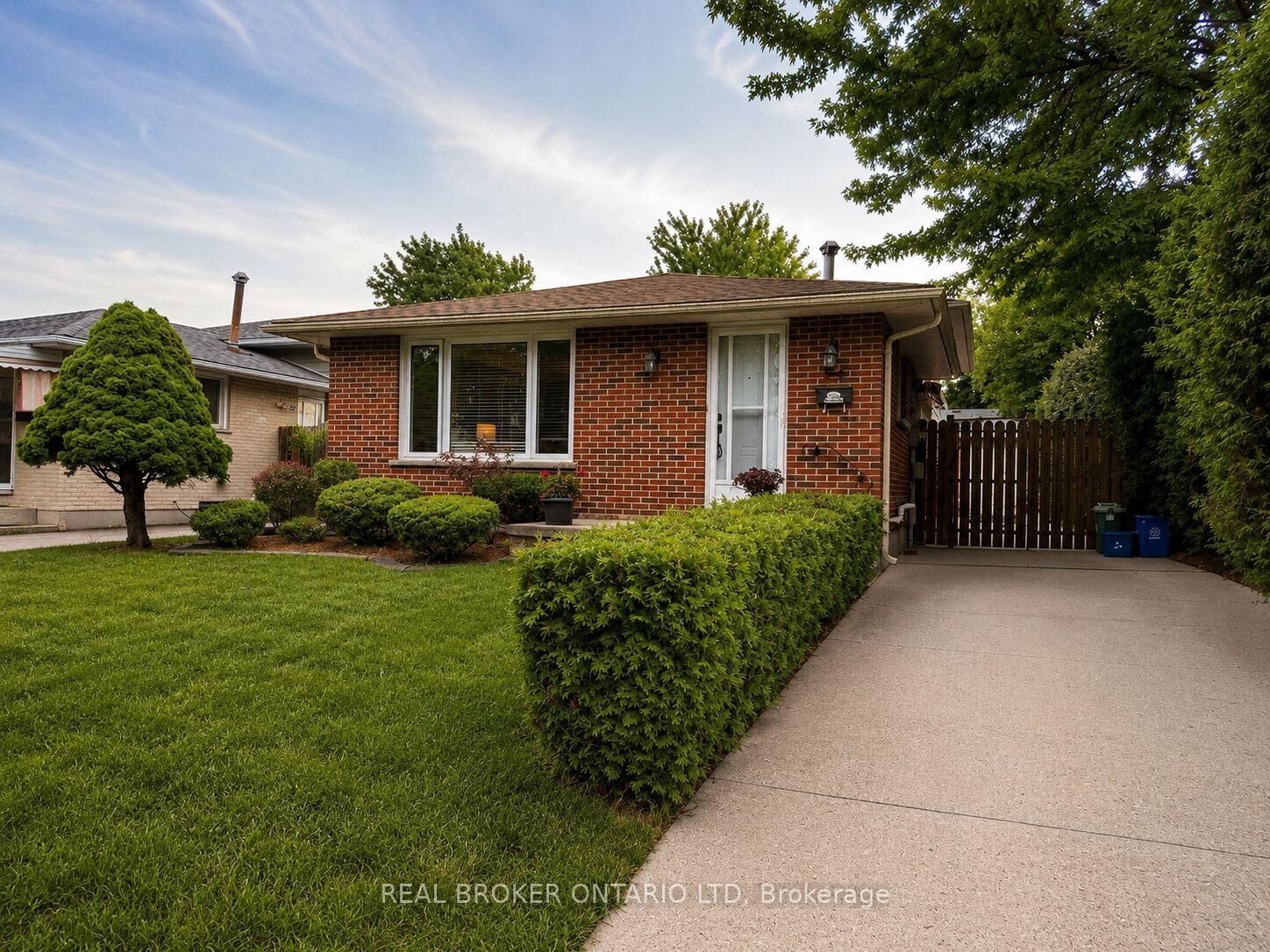Property Photo: 95 Clifton Crescent ON N6C 3V9