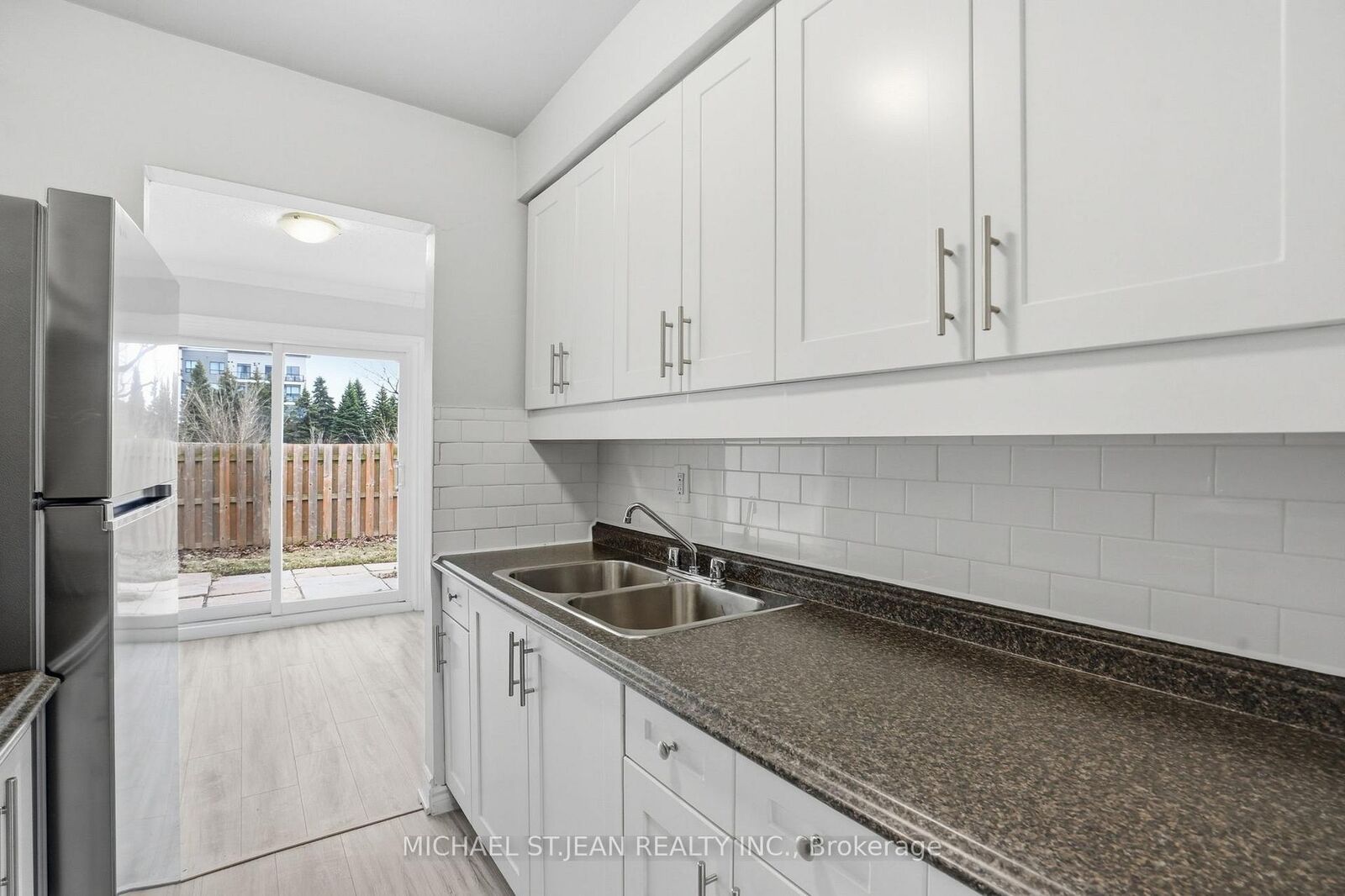 Property Photo:  125 Limeridge Road W 7  ON L9C 2V3 