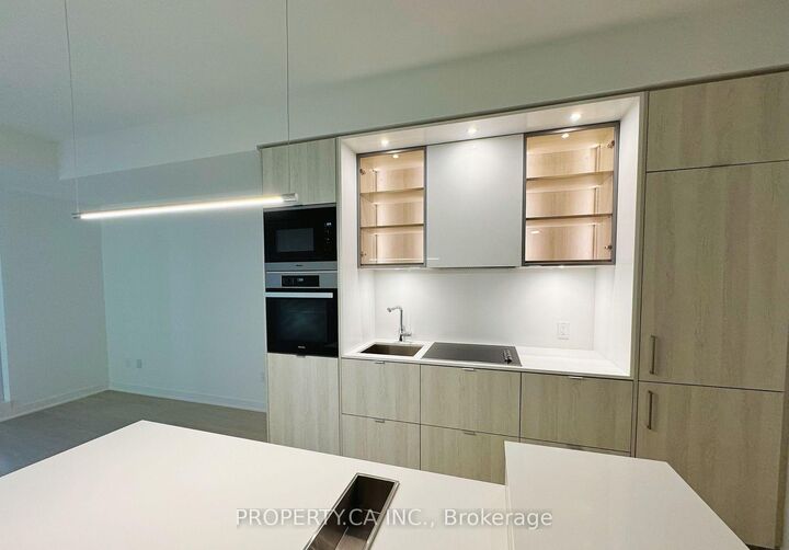 Property Photo: 11 Yorkville Avenue 1007 ON M4W 0B7