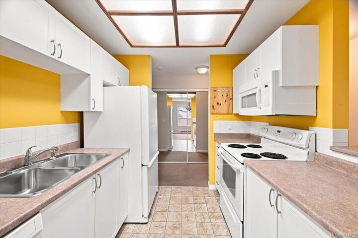 Property Photo: 1631 Dufferin Cres #307 BC V9S 5T4