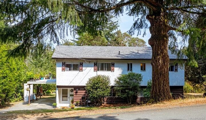 Property Photo: 3330 Ravenwood Rd BC V9C 2X4