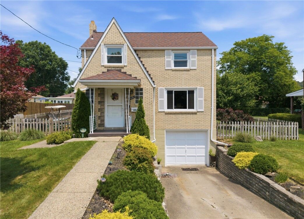 Property Photo:  1431 Stanley Dr  PA 15147 