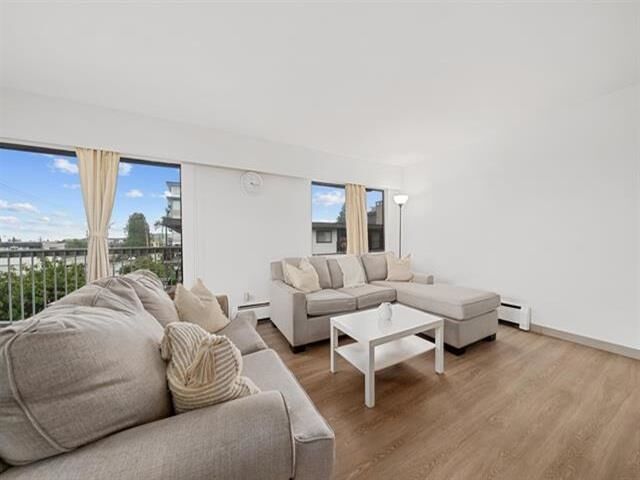 Property Photo: 11957 223 Street 301 BC V2X 5Y4