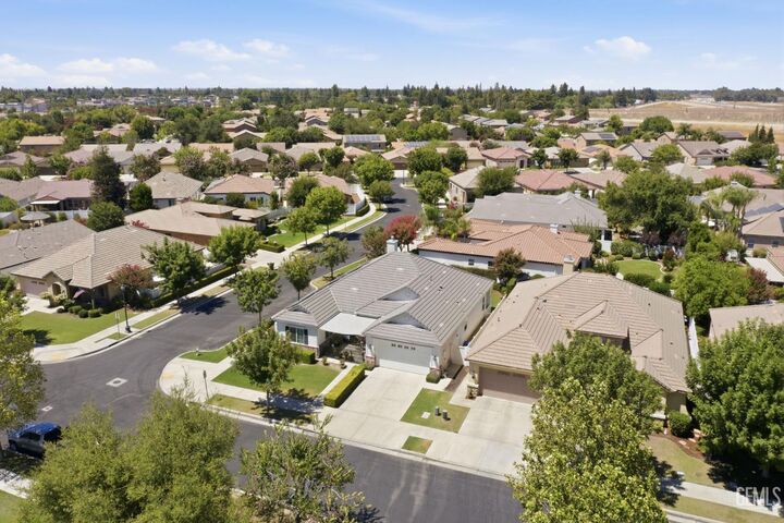 Property Photo: 303 Coachman Way CA 93312
