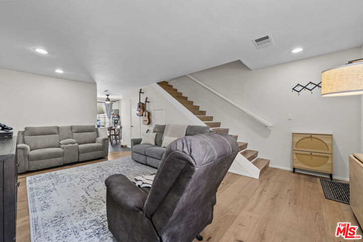 Property Photo:  19124 Hamlin St, Unit 4  CA 91335 