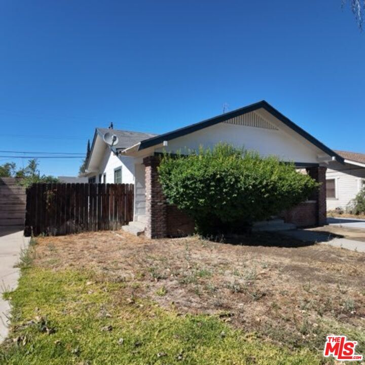 Property Photo:  2416 Chester Ln  CA 93304 