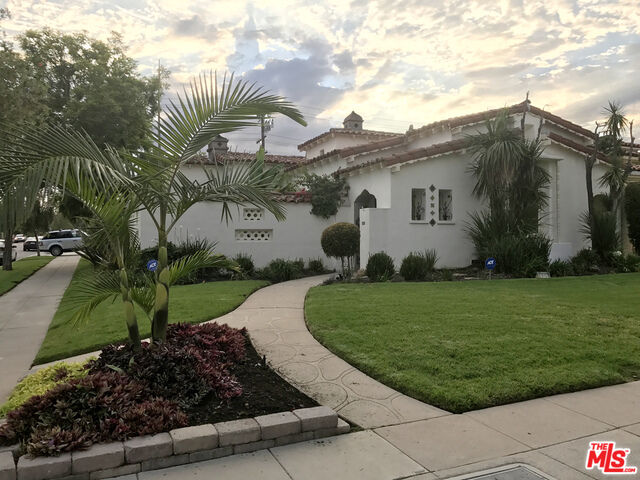 Property Photo:  201 N Doheny Dr  CA 90211 