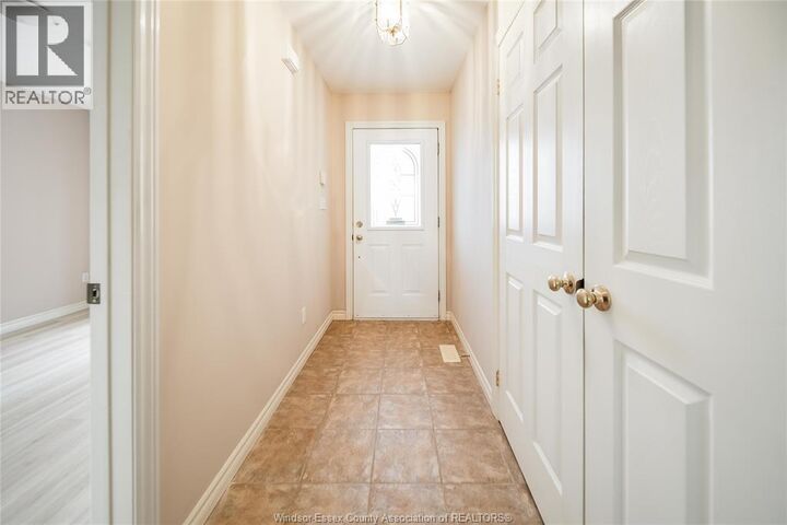 Property Photo:  1556 Heatherglen Drive  ON N8N 5B4 