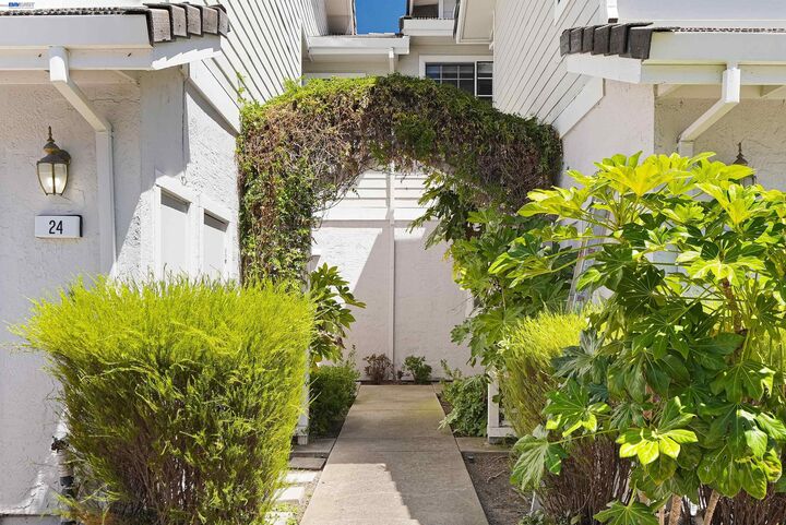 Property Photo:  24 Copperfield Ln  CA 94506 
