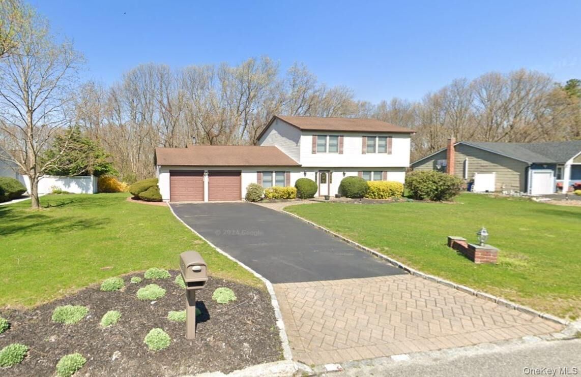Property Photo: 15 Stonehurst Lane NY 11746