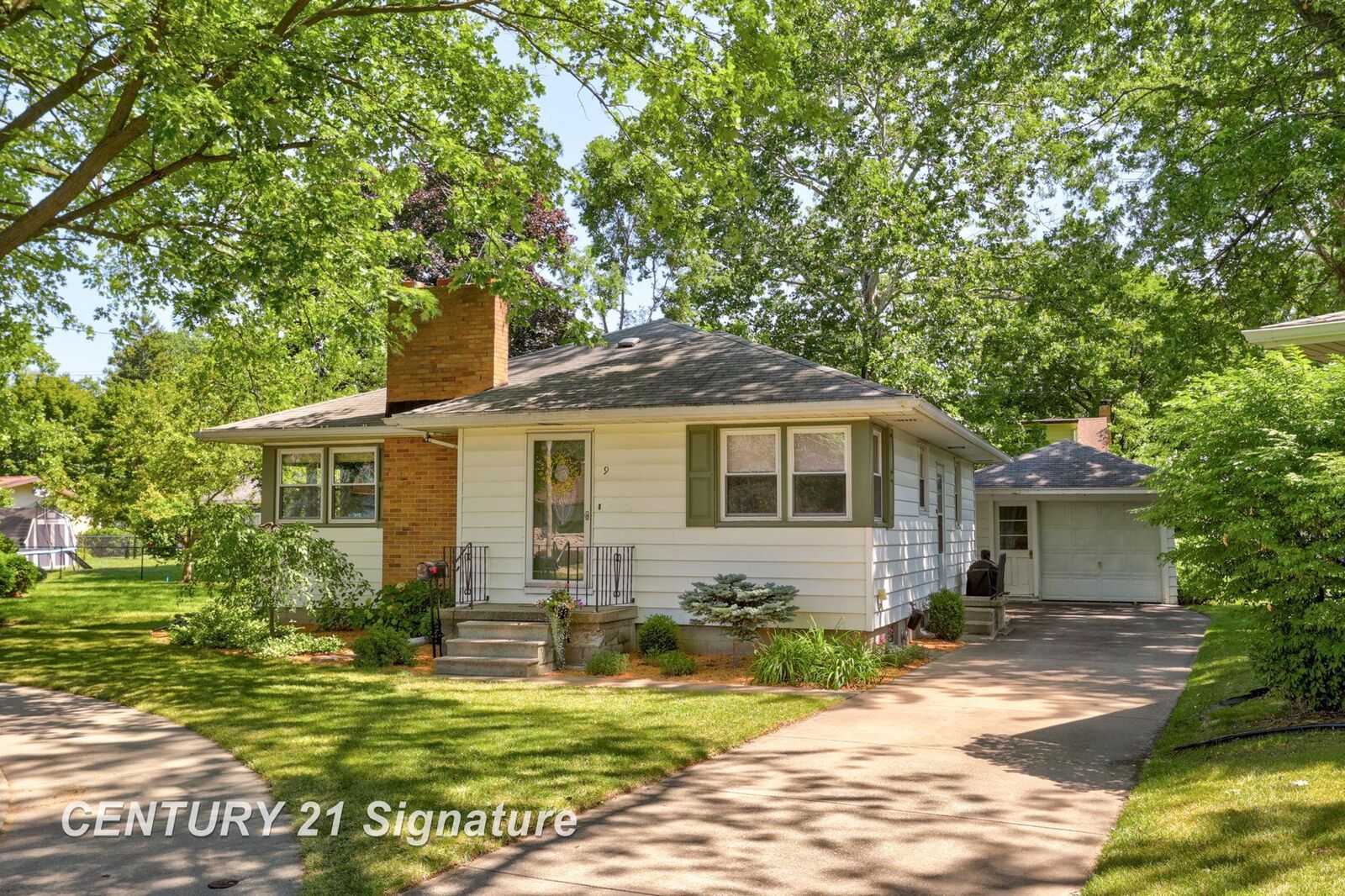 Property Photo:  9 Oakland Court  MI 48732 