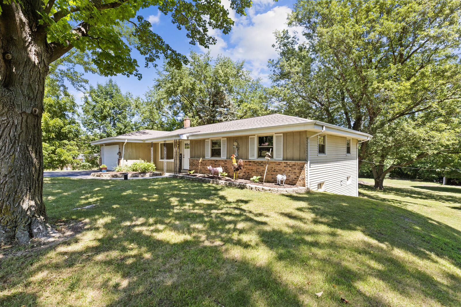 Property Photo:  W230s5930 Molla Dr  WI 53189 