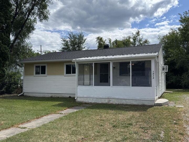 Property Photo:  1613 Harvest Lane  MI 48198 