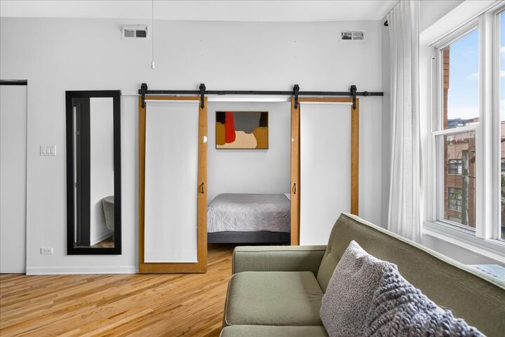 Property Photo: 2100 N Damen Avenue 3F IL 60647