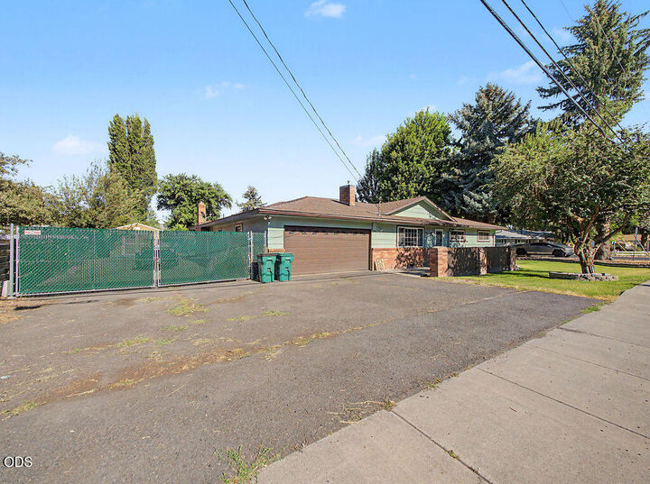 Property Photo:  3697 Madison Street  OR 97603 