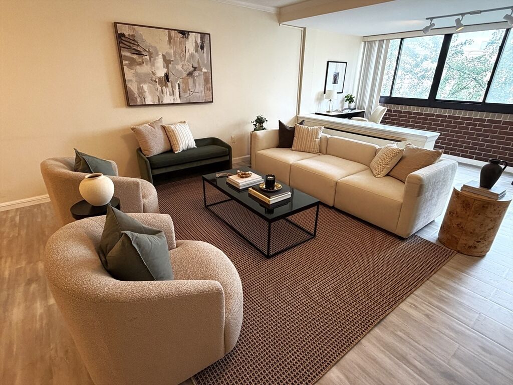 Property Photo: 9 Hawthorne Pl 7H MA 02114